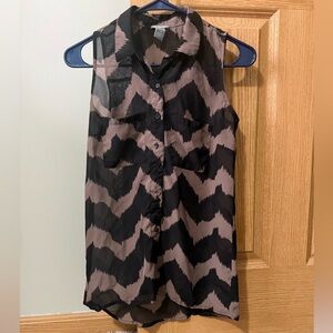 Charlotte Russe Sleeveless Chevron Button-Front Top - Black & Taupe